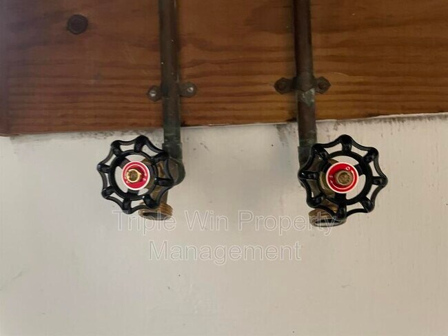 Building Photo - 5 Westdell Dr