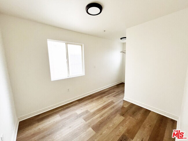 Building Photo - 2637 S Manhattan Pl