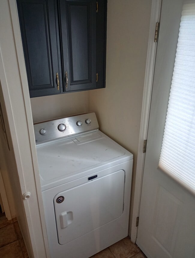 Building Photo - 202 Holly St