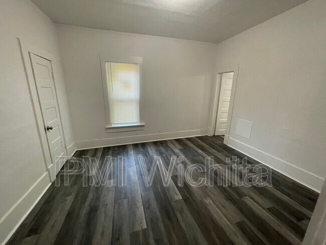 Building Photo - 202 N Ash St
