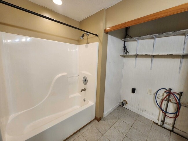 Building Photo - Cute home with amazing natural lighting! Check it out today!
