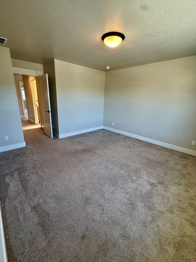 Building Photo - Welcome to this stunning 5-bedroom, 3.5-ba...