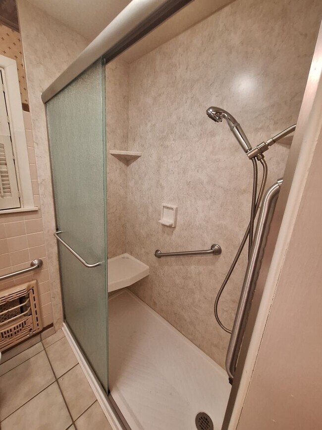 Building Photo - Spacious 3 bedroom, 2 bath