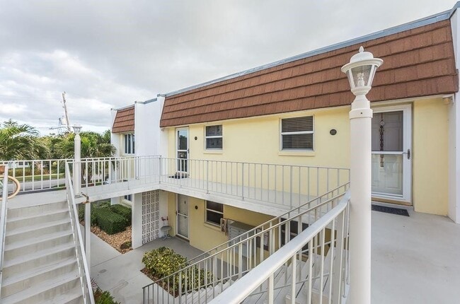 Building Photo - 1315 Bayshore Dr