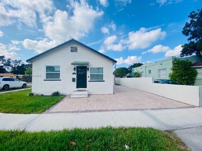 Primary Photo - 828 SW 43rd Ave