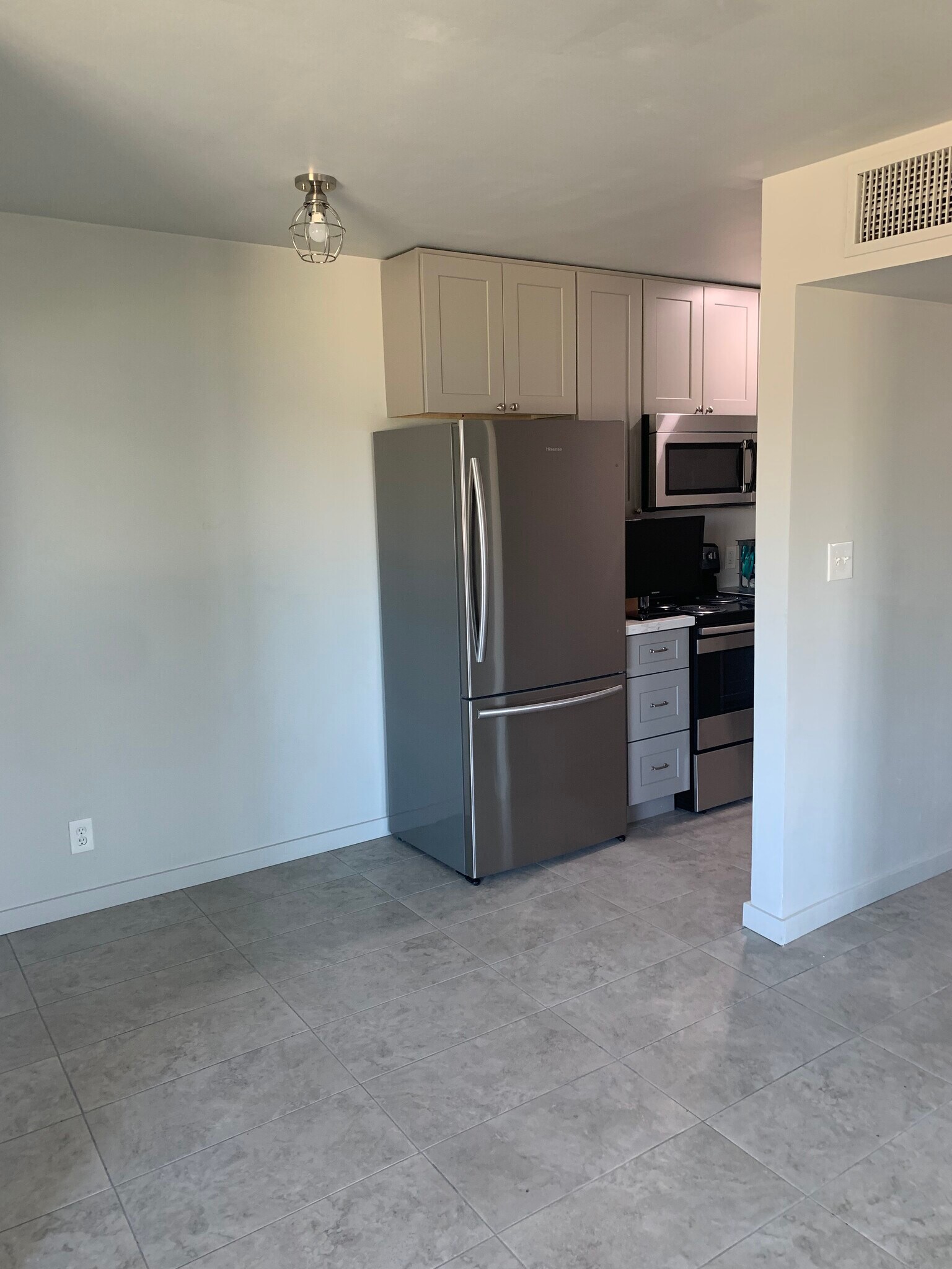 Kitchen - stainless steel appliances - 1009 E Watkins St