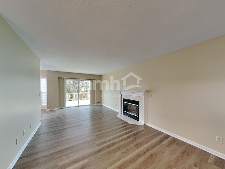 Building Photo - 753 Lakefield Dr