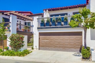 Building Photo - Amazing Solana Beach Home Located On a Lus...