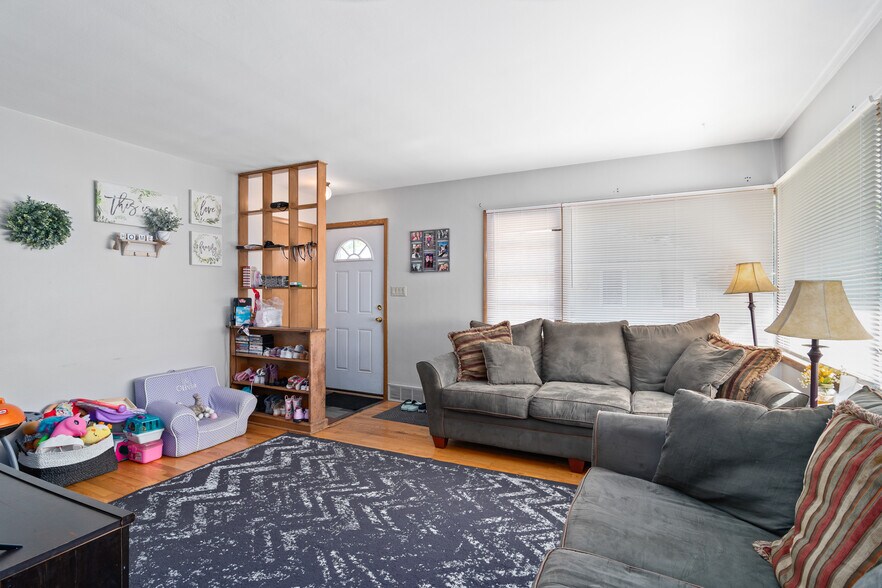 Building Photo - 605 N Main St