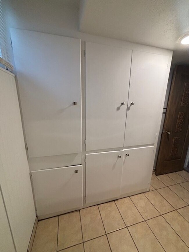 Building Photo - 419 W 5th Ave