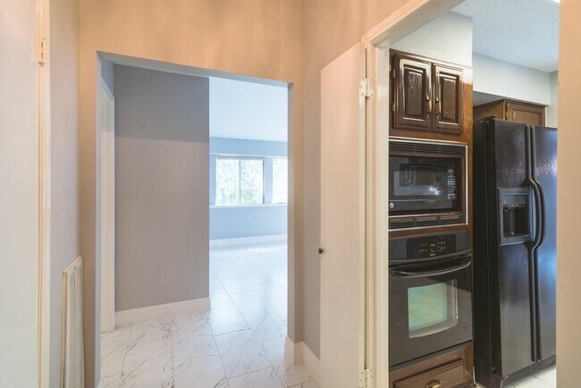 Building Photo - 25535 Wingfield Ln