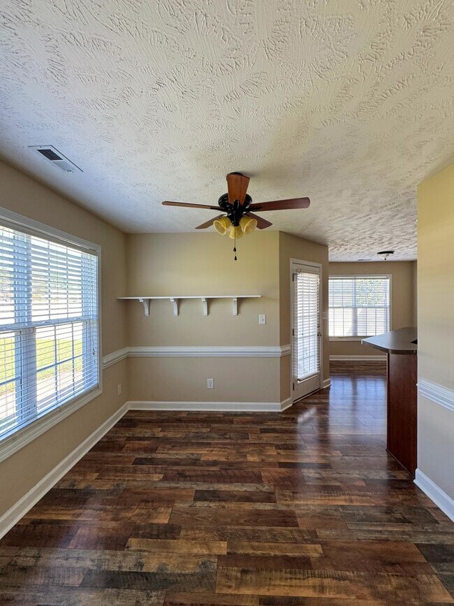 Building Photo - Charming 3 Bed 2 Bath Raeford Home with Fe...