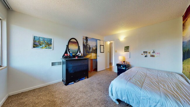 Building Photo - 555 E 10th Ave