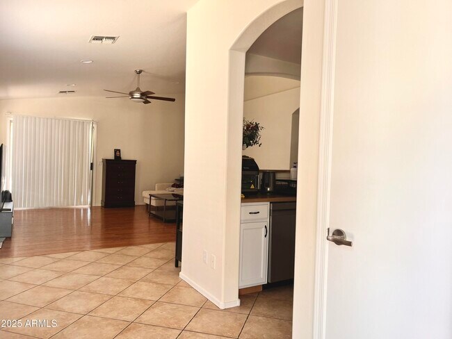 Building Photo - 1825 E Aloe Pl