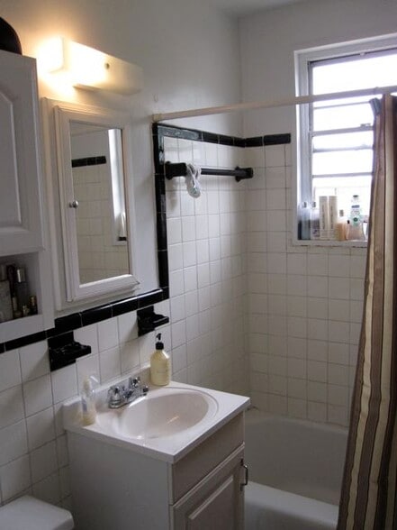 Building Photo - 1825 E Capitol St SE