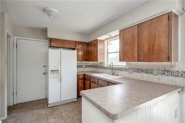 Building Photo - 1101 S Trace Dr