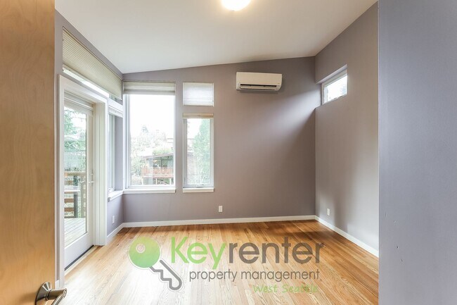 Building Photo - Modern Seattle Home Featuring Hardwood Floors and Style