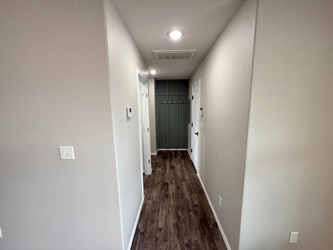 Building Photo - 633 S Southgate Dr