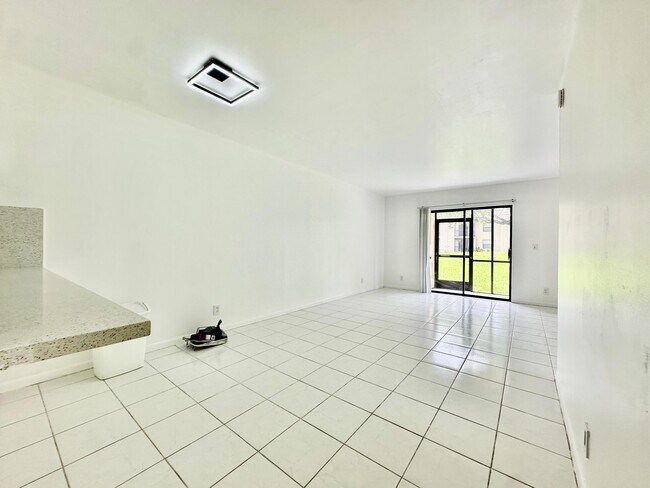 Building Photo - 6796 Palmetto Cir S