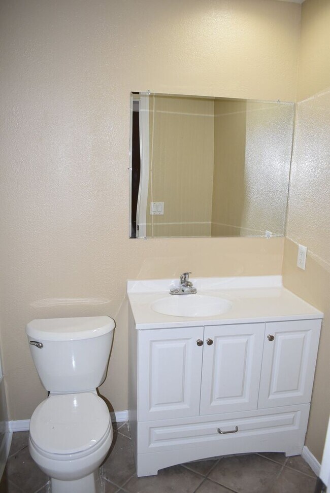 Building Photo - First Floor Single Story 3 Bed 2 Bath Cond...