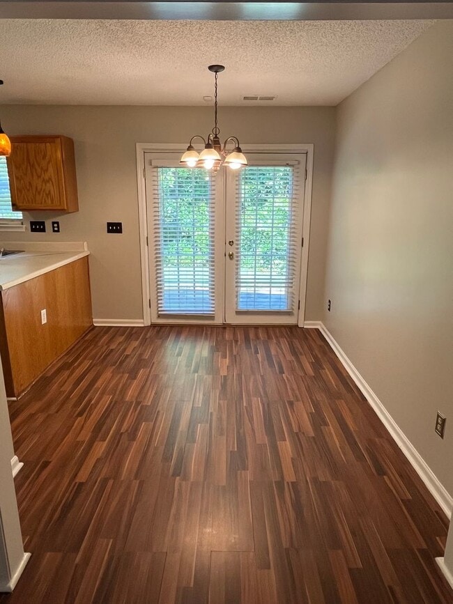 Building Photo - Great 3 Bed, 2.5 Bath house in University ...