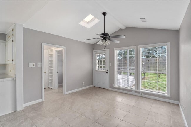 Building Photo - 1110 Woods Dr