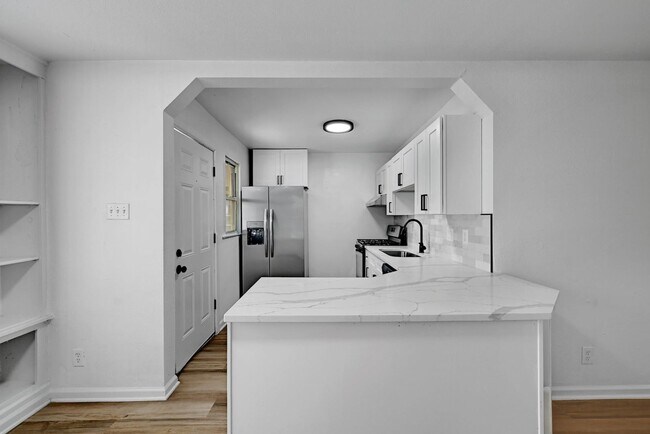 Building Photo - 8 bed 5 Bath house in center of West campus Pre Lease Aug 2026