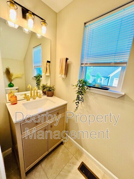 Building Photo - 2106 Duncan Ave