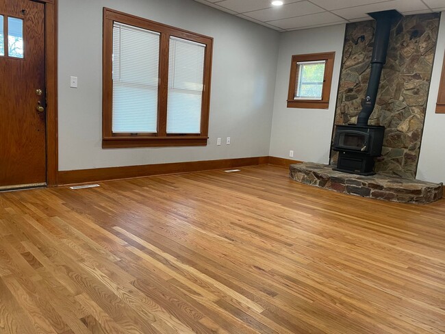 Building Photo - Remodeled 3 Bed 2 Bath Home in Riverside