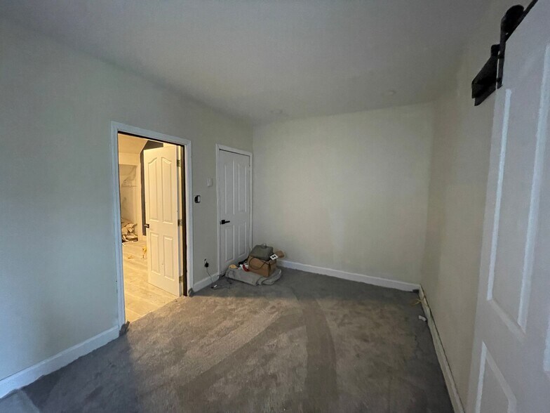 Building Photo - 210 W 5th St