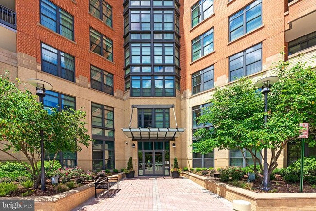 Building Photo - 1830 Fountain Dr