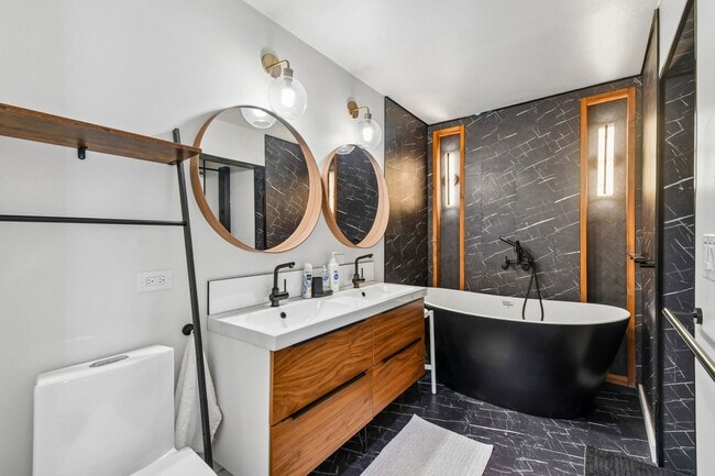 Building Photo - Gorgeous FULLY FURNISHED 1 Bedroom/1 Bath apartment with private entrance, in Winter Park