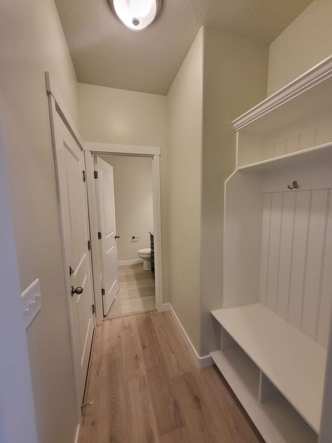 Building Photo - 3 Bedroom Townhome