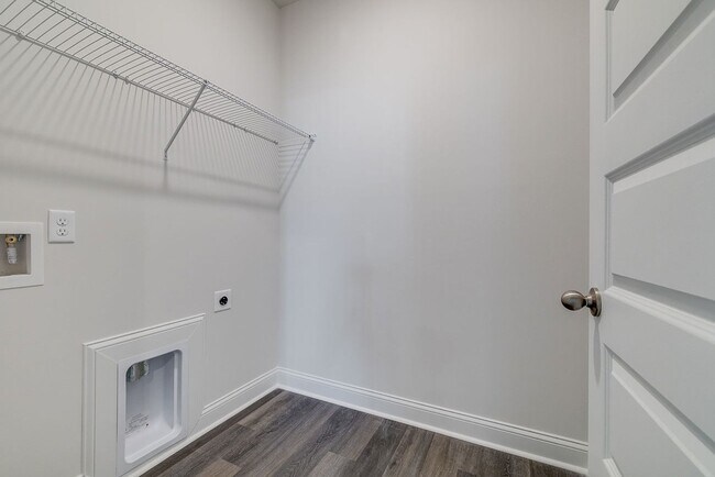 Building Photo - Beautiful 4 bedroom, 2 bathroom home locat...