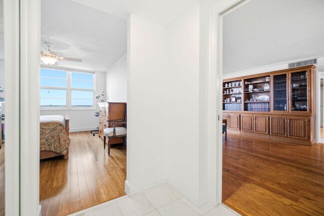 Building Photo - 3507 Oaks Way