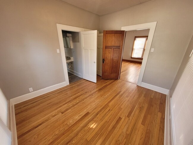 Building Photo - 2 Bedroom, 1 Bathroom home with hardwood!