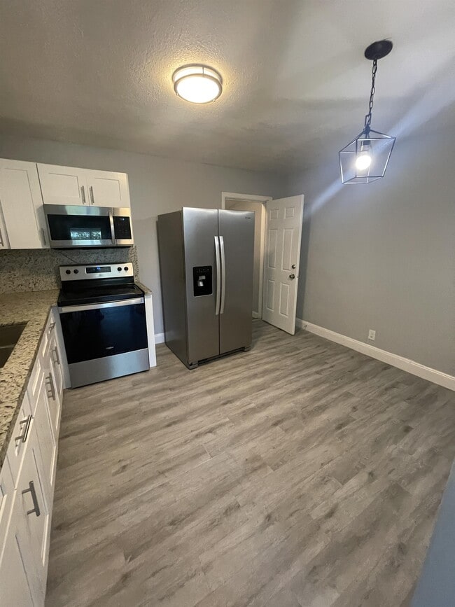 Building Photo - 2050 W 40th St