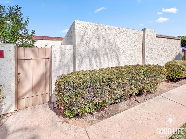 Building Photo - Great 2B/2BA Townhome in Escondido w/ AC, ...