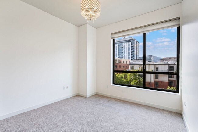 Building Photo - Park Place - 1 bed/1.5 bath/bonus room - Pearl District Condo w/NEW paint/bedroom carpet/parking/...