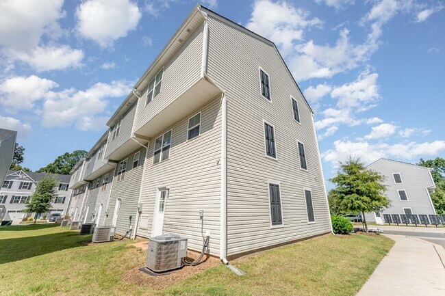 Building Photo - 1105 Canando St