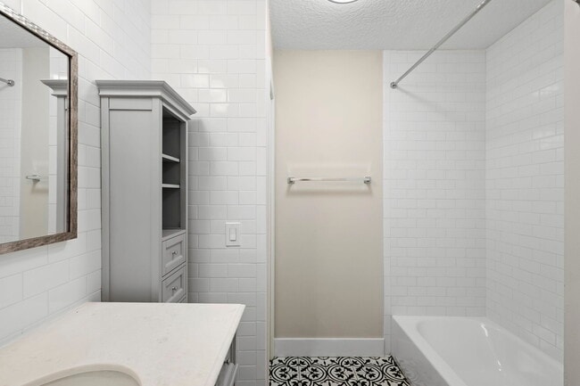 Building Photo - 805 Clake St