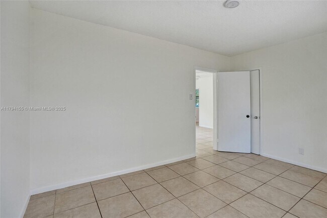 Building Photo - 403 SW 11th Ct