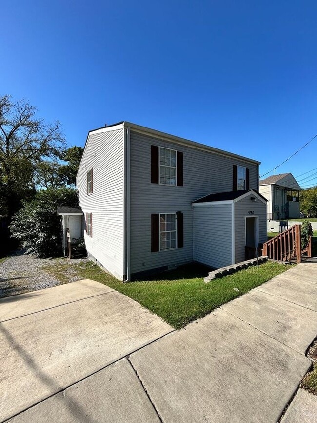 Building Photo - Spacious 4-Bedroom Duplex with Modern Amen...