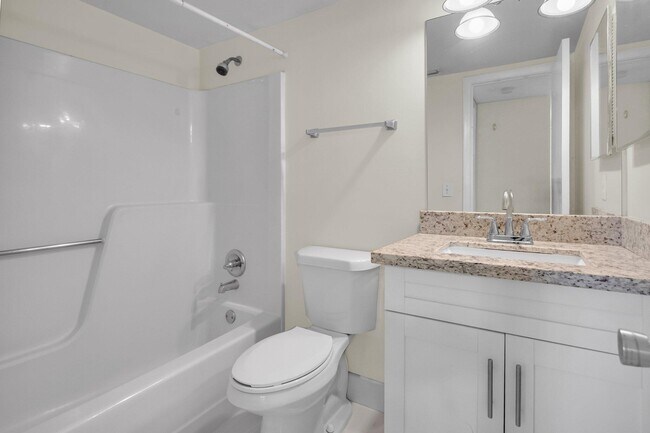 Building Photo - 21911 Lake Forest Cir