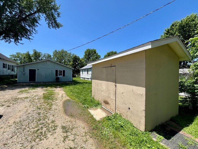 Building Photo - 904 Springfield Rd