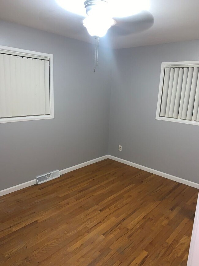 Building Photo - Beautiful 3 bed 1 bath home.  Wait till yo...