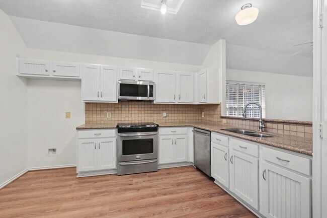 Building Photo - 15403 Court Green Trail