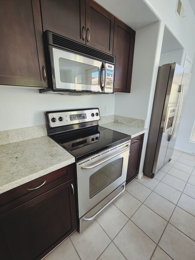 Building Photo - Lovely Parkside Townhome!