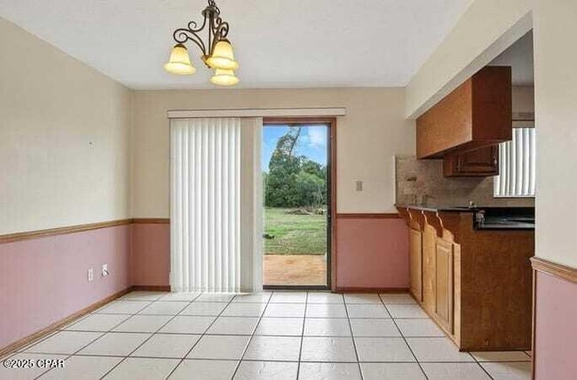 Building Photo - 833 W Pierson Dr
