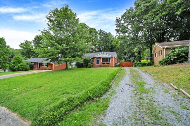 Building Photo - Lovely Three Bed One Bath Ranch Home in Wi...